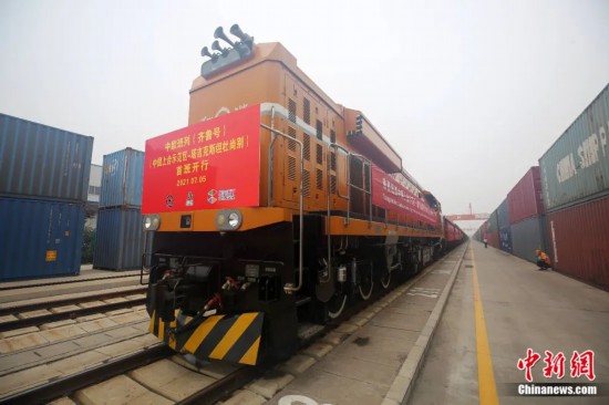 2021年7月5日，中國—上海合作組織地方經(jīng)貿(mào)合作示范區(qū)（簡稱“上合示范區(qū)”）前往塔吉克斯坦首都杜尚別的首班中歐班列（齊魯號）“上合快線”發(fā)出，從上合示范區(qū)青島多式聯(lián)運中心啟程，為中國及日本、韓國等周邊國家和地區(qū)與塔吉克斯坦經(jīng)貿(mào)往來提供了全新的物流解決方案。胡耀杰 攝