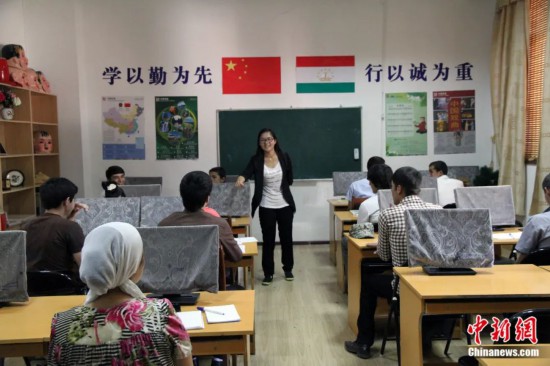 2014年，塔吉克斯坦國立民族大學(xué)的孔子學(xué)院內(nèi)，教師正在為塔吉克斯坦學(xué)生授課。田冰 攝