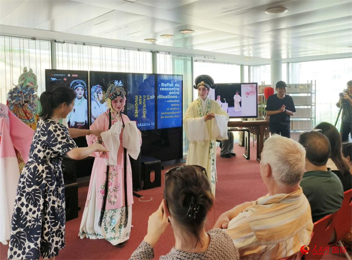 戲迷在昆曲雅集及教學(xué)工作坊活動現(xiàn)場體驗(yàn)昆曲藝術(shù)。人民網(wǎng)記者 尚凱元攝