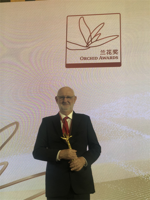 保利諾教授在頒獎典禮現(xiàn)場。 巴西圣保羅州立大學孔子學院供圖。