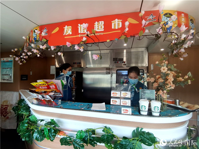 中老鐵路國(guó)際旅客列車?yán)锏摹坝颜x超市”。人民網(wǎng) 杜明明攝
