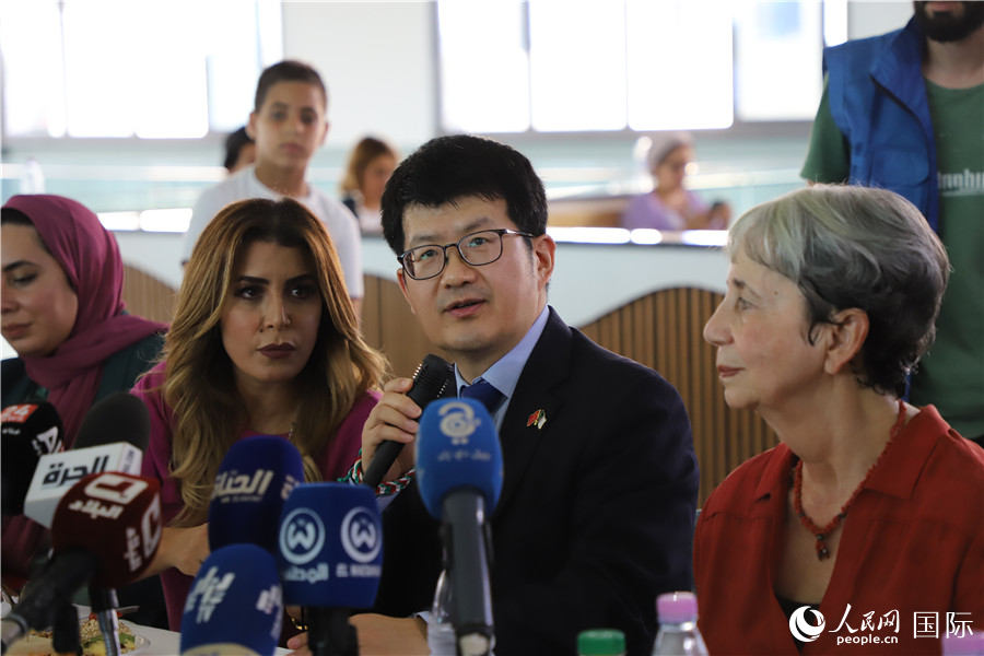 李健在捐贈活動上致辭。人民網記者 王傳寶攝