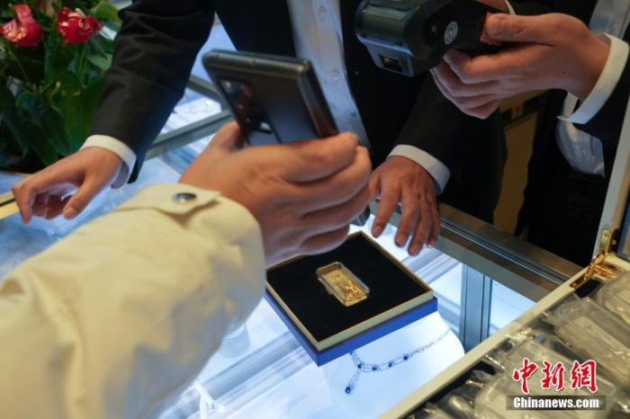 資料圖：顧客在現場掃碼購買冰雪競技金條。 <a target='_blank' href='/'><p  align=