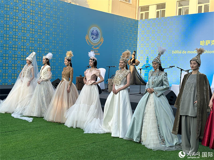 哈薩克斯坦獨(dú)立設(shè)計師品牌“Ai-zer”帶來了民族服裝時裝秀。人民網(wǎng) 阿爾達(dá)克攝