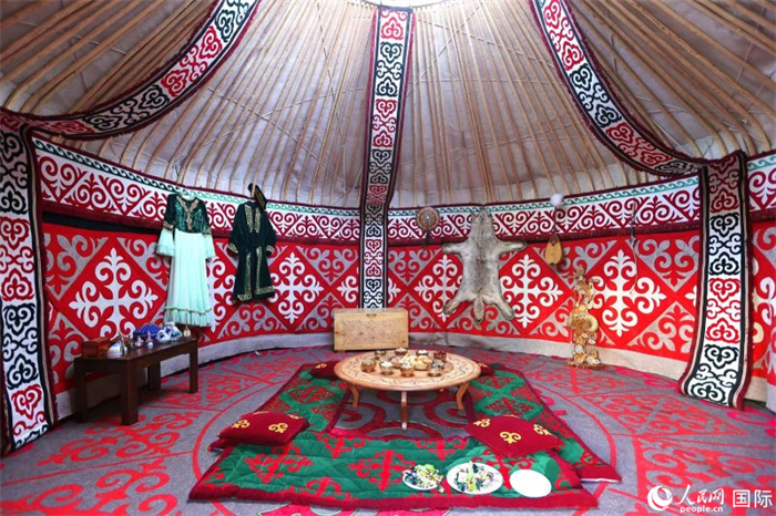 活動現(xiàn)場展示了哈薩克斯坦的氈房。人民網(wǎng)記者 楊倩攝