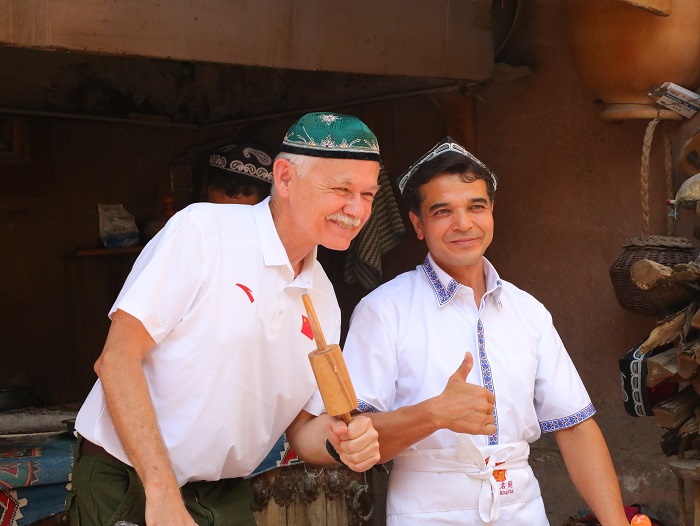 潘維廉和維吾爾族創(chuàng)業(yè)青年合影。主辦方供圖