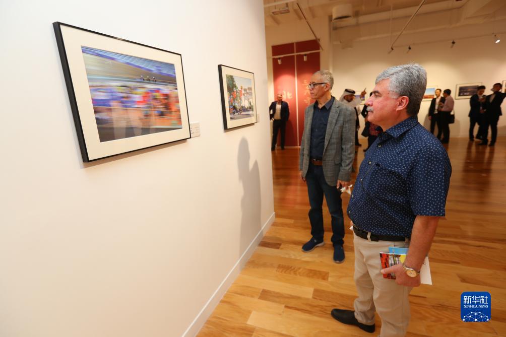 9月18日，人們在卡塔爾多哈參觀“你好，北京”攝影展。新華社記者隋先凱攝