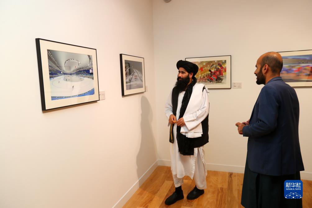 9月18日，人們在卡塔爾多哈參觀“你好，北京”攝影展。新華社記者隋先凱攝