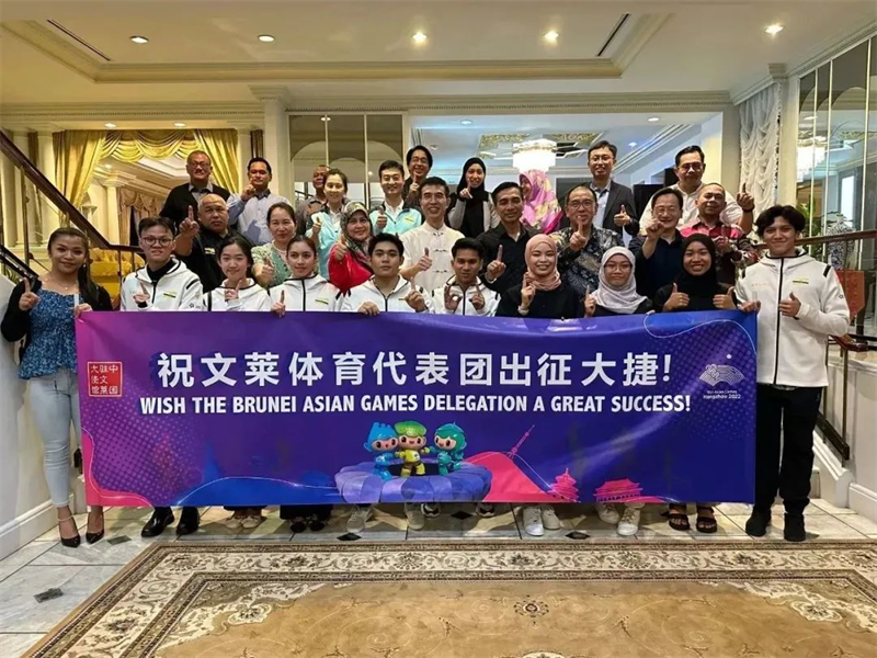 肖建國大使同參加歡送儀式的文方嘉賓、代表團(tuán)成員等合影留念。圖片由使館提供