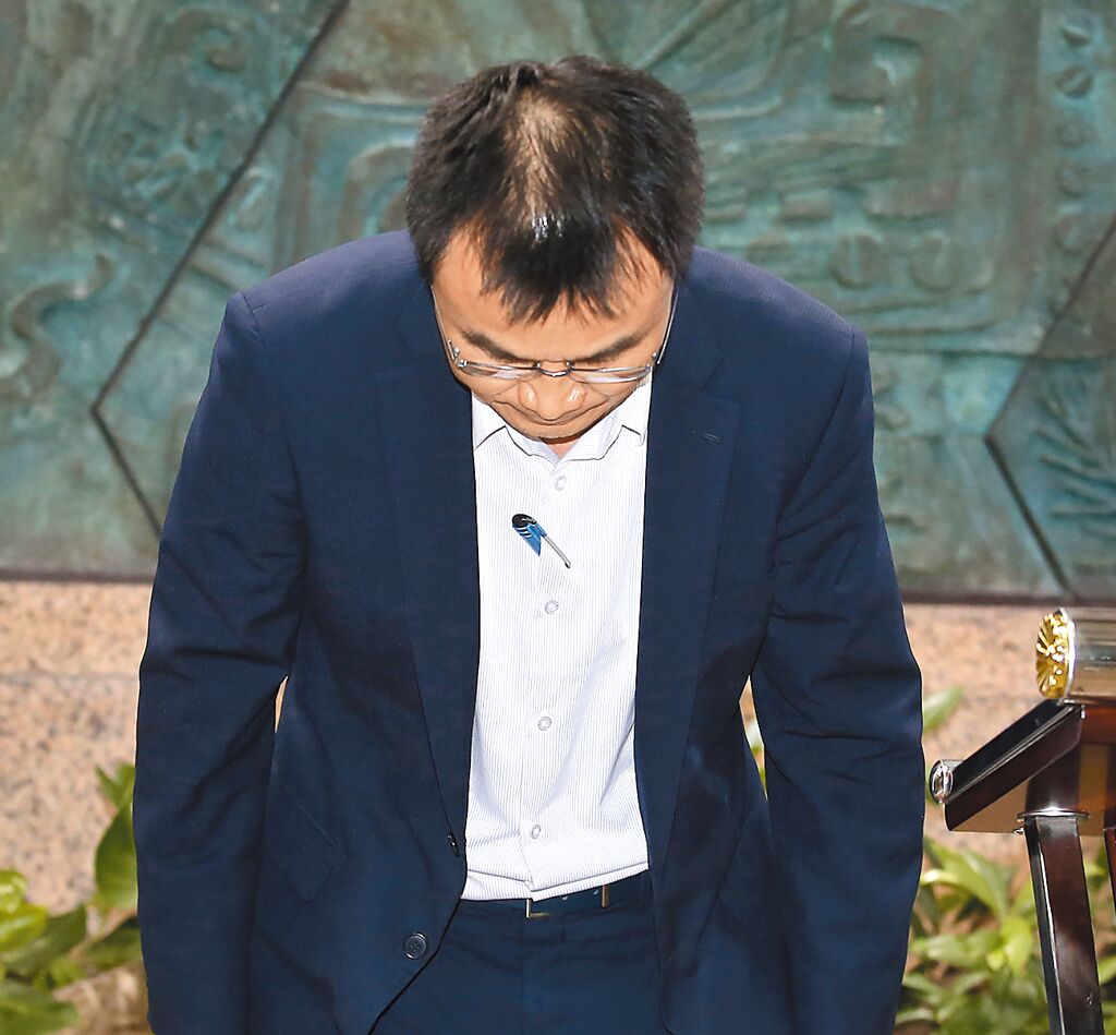 臺農(nóng)業(yè)部門負責人陳吉仲19日傍晚舉行記者會說明項目進口雞蛋議題，當日晚間8點在臉書上宣布辭職。 圖片來源：臺灣“中時新聞網(wǎng)”