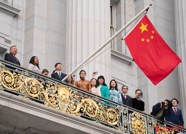 當(dāng)?shù)貢r(shí)間9月29日，中國駐舊金山總領(lǐng)事張建敏與舊金山市長倫敦·布理德一起在舊金山市政廳陽臺(tái)升起中國國旗，慶祝中華人民共和國成立74周年。人民網(wǎng)記者 鄧圩攝