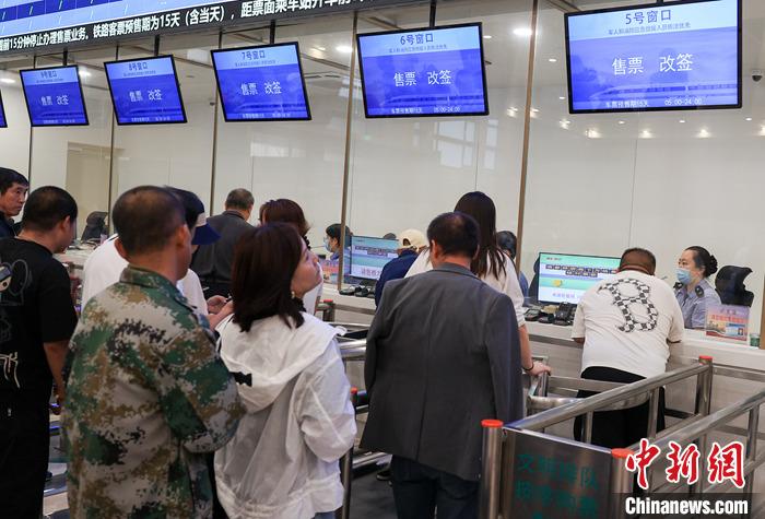 9月21日，旅客在北京站售票大廳內(nèi)購買火車票。當(dāng)日，鐵路部門開始發(fā)售10月5日火車票。國鐵集團發(fā)布數(shù)據(jù)顯示，9月13日至20日已發(fā)售火車票1.5億張。鐵路部門將在9月27日至10月1日、10月4日至7日增開200列夜間高鐵，車票已陸續(xù)開始發(fā)售，盡最大努力滿足旅客出行需求。 <a target='_blank' href='/'><p  align=