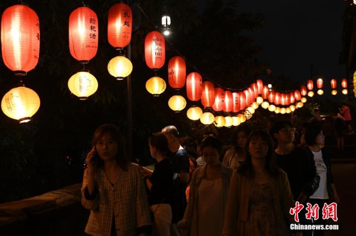 圖為游客夜游山城巷感受山城獨特魅力。<a target='_blank' href='/' ><p  align=