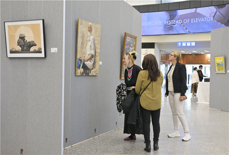 各國(guó)外交官在在欣賞中國(guó)藝術(shù)家作品。中國(guó)常駐維也納代表團(tuán)供圖