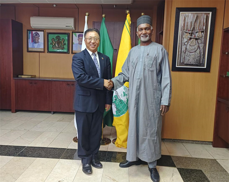 駐尼日利亞大使崔建春（左）會(huì)見尼外長(zhǎng)圖加爾。駐尼使館供圖