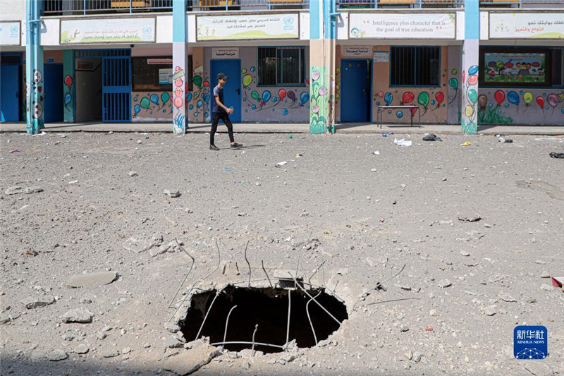 這是10月8日在加沙城一所學(xué)校拍攝的以色列空襲對地面造成的破壞。新華社發(fā)（里澤克·阿卜杜勒賈瓦德攝）