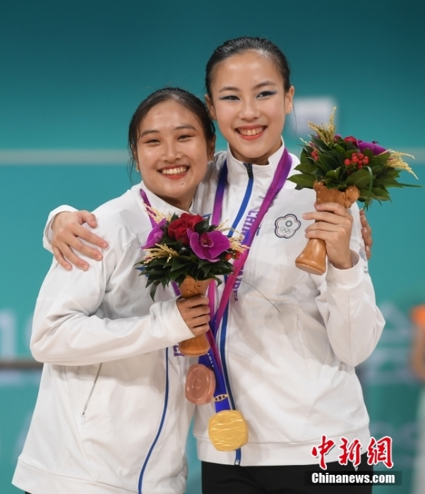 10月7日，杭州第19屆亞運(yùn)會(huì)輪滑項(xiàng)目女子花樣輪滑單人滑長(zhǎng)節(jié)目決賽在錢塘輪滑中心舉行。結(jié)合短節(jié)目決賽成績(jī)，中國(guó)臺(tái)北選手洪筱晴(左)以94.38分的總成績(jī)奪得女子花樣輪滑單人滑冠軍，中國(guó)臺(tái)北選手張致如(右)獲得季軍。<a target='_blank' href='/'><p  align=