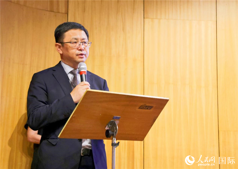 中國(guó)駐里約熱內(nèi)盧總領(lǐng)事館商務(wù)參贊徐元?jiǎng)侔l(fā)表致辭。人民網(wǎng)記者 陳海琪攝