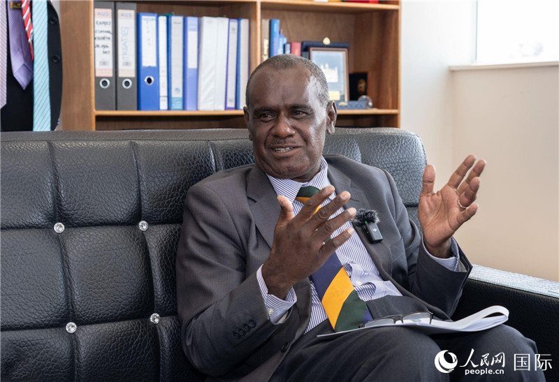 2023年9月13日，所羅門群島外交部長(zhǎng)杰里邁亞·馬內(nèi)萊在首都霍尼亞拉接受人民網(wǎng)記者專訪。人民網(wǎng) 賀吉攝