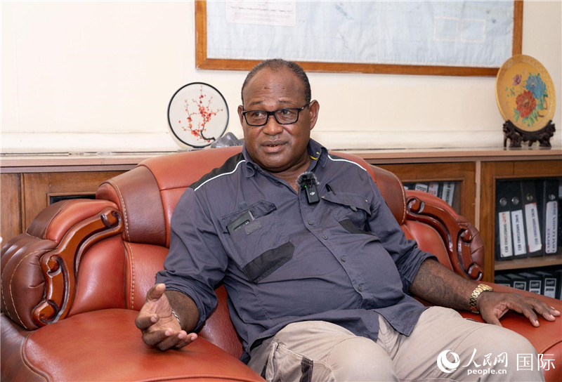 2023年9月13日，所羅門群島副總理兼基礎(chǔ)設(shè)施和發(fā)展部長(zhǎng)梅納西·梅蘭加在首都霍尼亞拉接受人民網(wǎng)記者專訪。人民網(wǎng) 賀吉攝