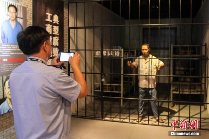 資料圖：2015年10月，海南省公安廳組織黨員干部前往反腐倡廉警示教育基地參觀受教。洪堅(jiān)鵬 攝