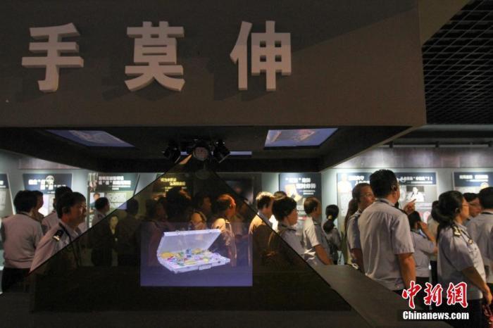 資料圖：2015年10月，海南省公安廳組織黨員干部前往反腐倡廉警示教育基地參觀受教。洪堅(jiān)鵬 攝