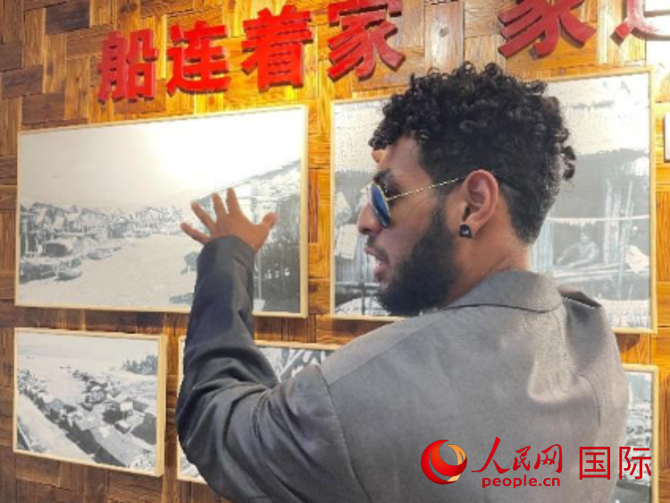 巴布亞新幾內(nèi)亞乒乓球國家隊(duì)隊(duì)員羅伊在福建省寧德市下歧村參觀。人民網(wǎng)記者 張榮攝