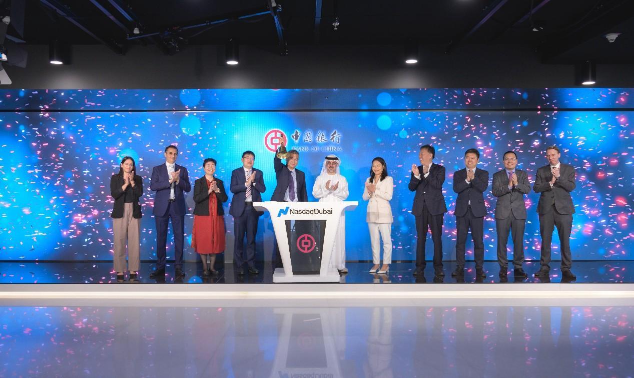 圖為中外嘉賓出席搖鈴儀式。迪拜納斯達(dá)克供圖