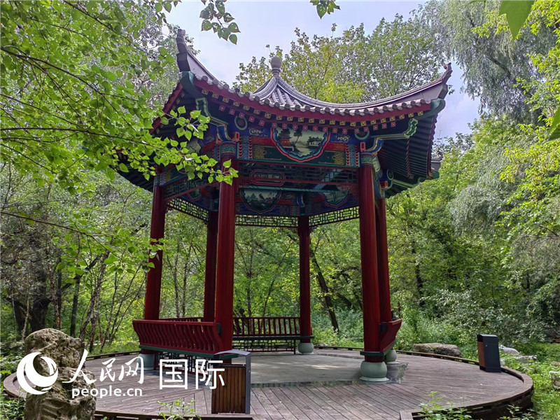 莫斯科中國貿(mào)易中心的中式園林“華銘園”一角。人民網(wǎng)記者 申亞欣攝
