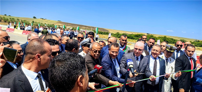 2023年8月12日，阿爾及利亞總理阿卜杜拉赫曼（前右四）參加阿爾及利亞東西高速公路東標(biāo)段主線84公里段通車儀式。中信建設(shè)供圖