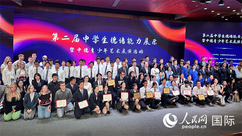 現(xiàn)場學(xué)生與嘉賓合影。（攝影：張麗鷗）