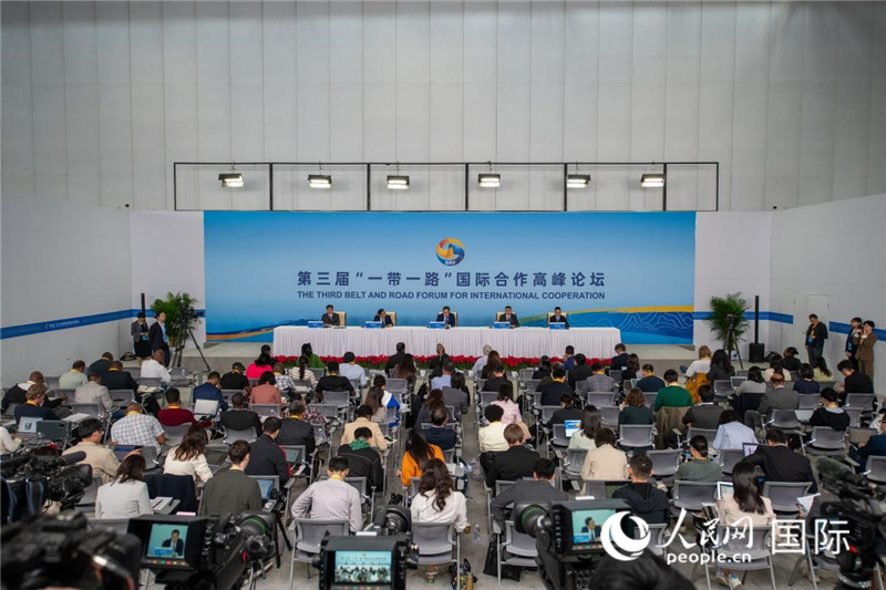 10月16日，第三屆“一帶一路”國(guó)際合作高峰論壇新聞中心在北京國(guó)家會(huì)議中心舉行首場(chǎng)吹風(fēng)會(huì)，邀請(qǐng)自然資源部國(guó)際合作司和相關(guān)單位負(fù)責(zé)人介紹有關(guān)情況，并回答記者提問(wèn)。人民網(wǎng)記者 翁奇羽攝
