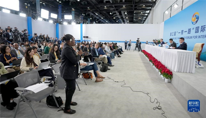 10月16日，第三屆“一帶一路”國(guó)際合作高峰論壇新聞中心在北京國(guó)家會(huì)議中心舉行首場(chǎng)吹風(fēng)會(huì)，邀請(qǐng)自然資源部國(guó)際合作司和相關(guān)單位負(fù)責(zé)人介紹有關(guān)情況，并回答記者提問(wèn)。新華社記者 王毓國(guó)攝