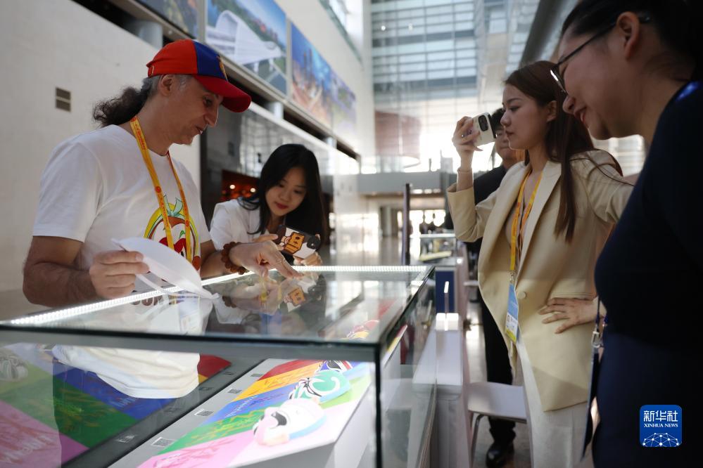 10月16日，參會記者在“一帶一路”國際合作高峰論壇新聞中心參觀展示的中國非物質(zhì)文化遺產(chǎn)展品。新華社記者 陳斌 攝