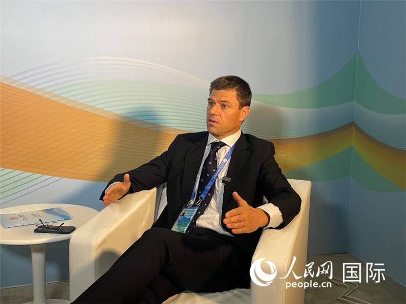 葡中工商會(huì)秘書(shū)長(zhǎng)伯納德?門(mén)迪亞接受采訪。 人民網(wǎng)記者 張榮攝