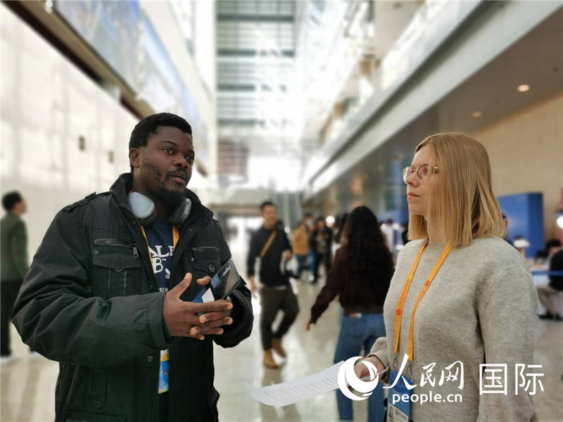 剛果（金）未來集團(tuán)廣播電視部記者雨果-恩澤扎接受人民網(wǎng)采訪。人民網(wǎng) 孫鴻宇攝