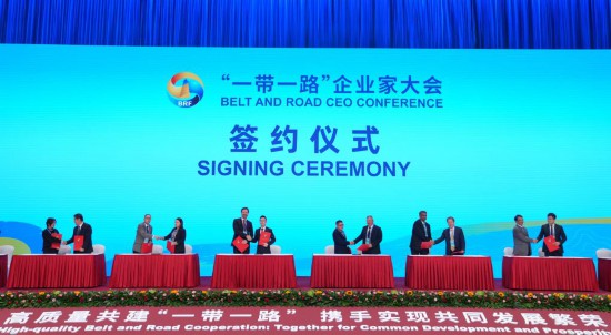 　　這是10月17日拍攝的簽約儀式現(xiàn)場(chǎng)。當(dāng)日，“一帶一路”企業(yè)家大會(huì)在北京召開(kāi)。（新華社記者王毓國(guó)攝）