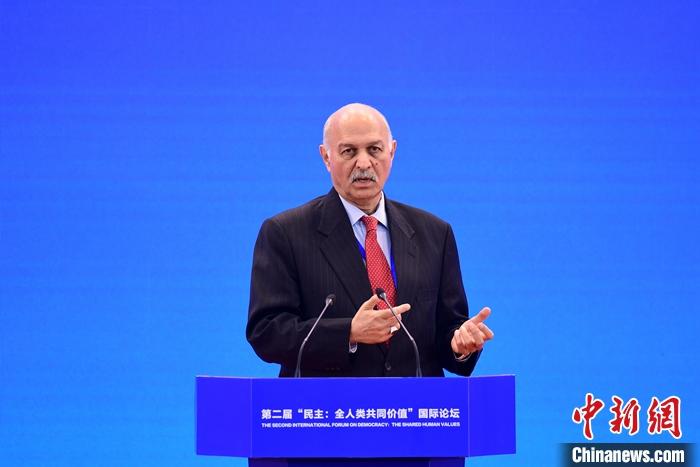 3月23日，第二屆“民主：全人類共同價(jià)值”國(guó)際論壇開幕式在北京舉行。圖為巴基斯坦參議院國(guó)防委員會(huì)主席穆沙希德·侯賽因在開幕式上作主題發(fā)言。 <a target='_blank' href='/'><p  align=