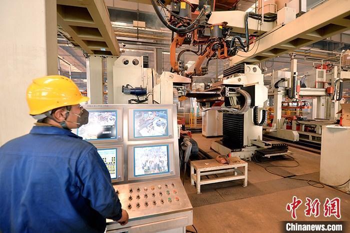 資料圖：車間內(nèi)工作人員進(jìn)行機(jī)器操作。<a target='_blank' href='/' _fcksavedurl='/'><p  align=