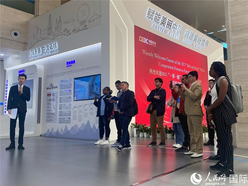 2023“一帶一路”媒體合作論壇聯(lián)合采訪團(tuán)參訪中國(guó)能建。人民網(wǎng)記者 于洋攝