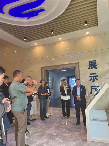 （在文瀾智谷中試產(chǎn)業(yè)基地，中外記者深入了解科技轉化情況 趙橙涔攝）