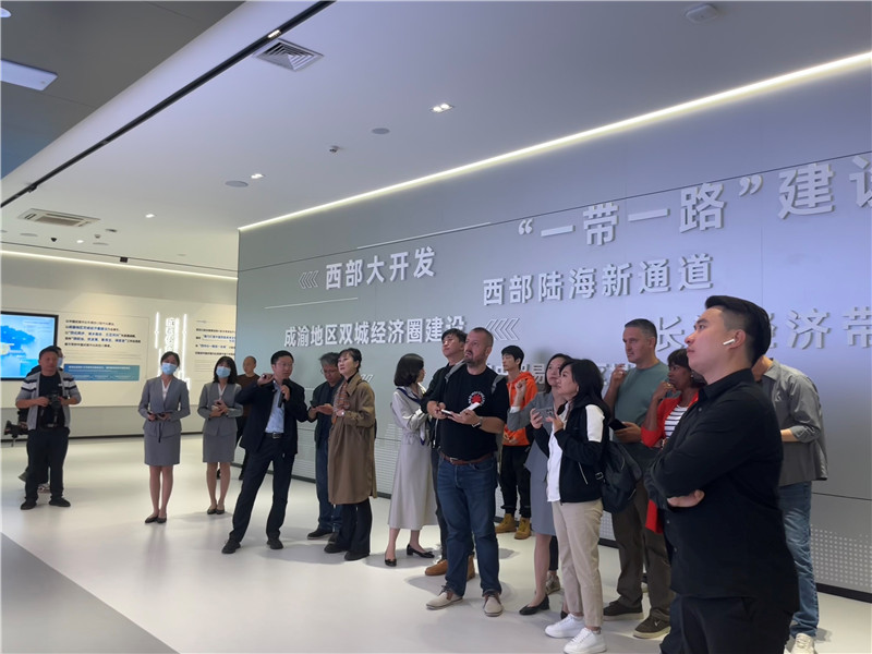 （成都國際鐵路港展廳，中外記者邊聽邊記，了解成都國際鐵路港運行情況 趙橙涔攝