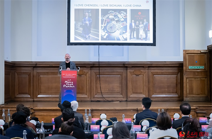 英國群英創(chuàng)意全球首席執(zhí)行官杰米·撒杰特在現(xiàn)場發(fā)言，分享如何進一步提升四川旅游的國際影響力、吸引更多的英國游客。人民網(wǎng) 郭錦標攝