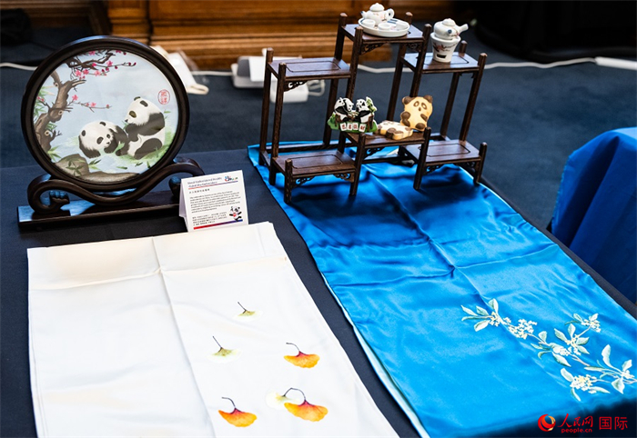 活動現(xiàn)場的現(xiàn)場文創(chuàng)展、互動體驗區(qū)、非遺區(qū)展示。人民網(wǎng) 郭錦標攝