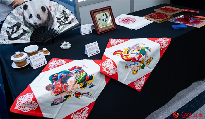 活動現(xiàn)場的現(xiàn)場文創(chuàng)展、互動體驗區(qū)、非遺區(qū)展示。人民網(wǎng) 郭錦標攝