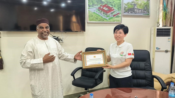 江西省衛(wèi)健委婦幼處處長葉穎代表組派部門接受乍得衛(wèi)生部表彰。中國（江西）第18批援乍得醫(yī)療隊供圖