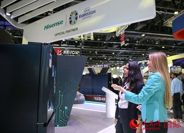 訪客在海信集團(tuán)展臺(tái)參觀。人民網(wǎng) 塔里克·易卜拉欣攝