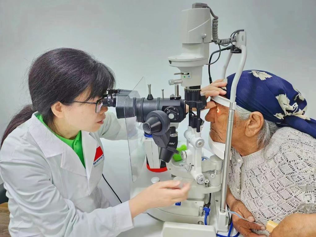 北京大學人民醫(yī)院眼科醫(yī)生鮑永珍正在為中亞白內障患者進行眼部檢查。（北京大學人民醫(yī)院供圖）