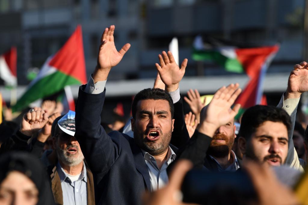 10月18日，人們在伊朗德黑蘭舉行集會。當日，突尼斯、土耳其、伊朗等多國民眾舉行集會，表達對巴勒斯坦人民的支持，并譴責針對加沙城醫(yī)院的襲擊。新華社記者 沙達提 攝