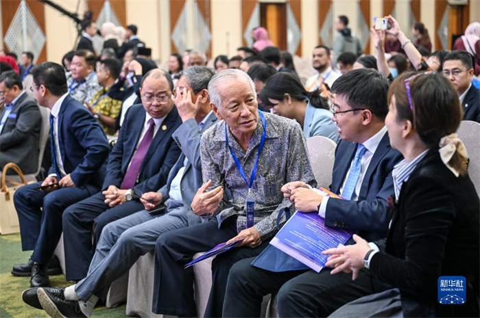 10月21日，在馬來西亞行政首都普特拉賈亞，嘉賓在第五屆中國—東盟視聽周開幕活動上交談。新華社記者 程一恒 攝